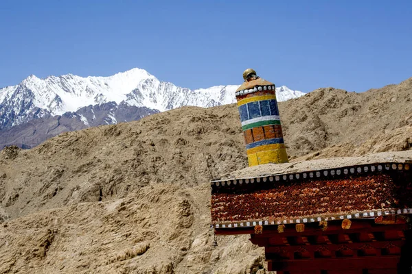 Тибетський молитви декорації Гімалаї діапазон фону, Лех Ладакх, J — стокове фото