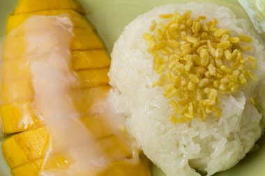 Yapışkan pirinç ve Hindistan cevizi sütü ile mango, Tay tropikal Dess'i stil.