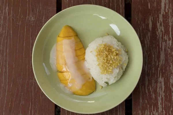 Mango s lepkavá rýže a kokosové mléko, cista tropické dess — Stock fotografie