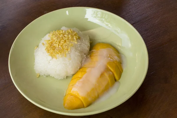 Mango s lepkavá rýže a kokosové mléko, cista tropické dess — Stock fotografie