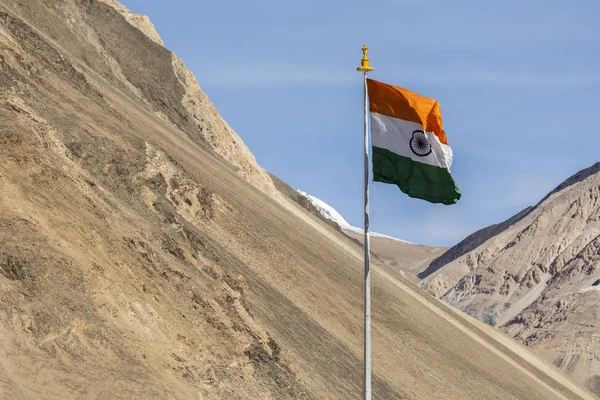 Ινδία σύμβολο ινδική σημαία ενάντια στα βουνά και καταγάλανο ουρανό — Φωτογραφία Αρχείου