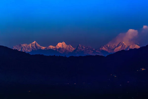 Vista panorámica de Kanchenjunga es la tercera montaña más alta en la — Foto de Stock