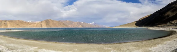 Pangong Tso tibetano para "alto lago pradaria" Pangong Lake, é um — Fotografia de Stock