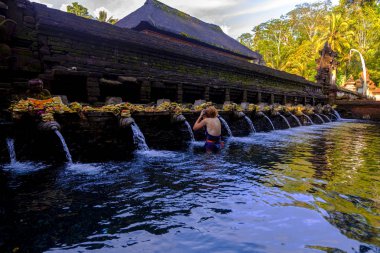 Kutsal bahar su Tirta Empul Hindu Tapınağı'nda Bali Endonezya.