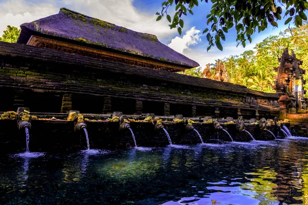 Kutsal bahar su Tirta Empul Hindu Tapınağı'nda Bali Endonezya. — Stok fotoğraf