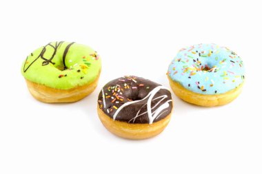 Beyaz arka plan üzerinde stüdyo çekimi izole sprinkles ile çörek