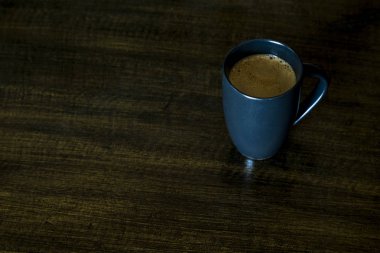 ahşap arka plan üzerinde kahve kupa.