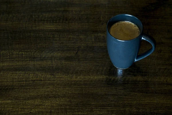 Caneca de café no fundo de madeira . — Fotografia de Stock