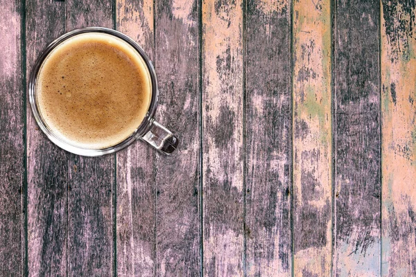 Vista superiore della tazza di caffè su sfondo tavolo di legno — Foto Stock