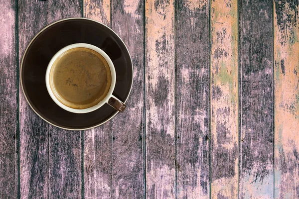 木製のテーブル背景にコーヒー カップのトップ ビュー — ストック写真