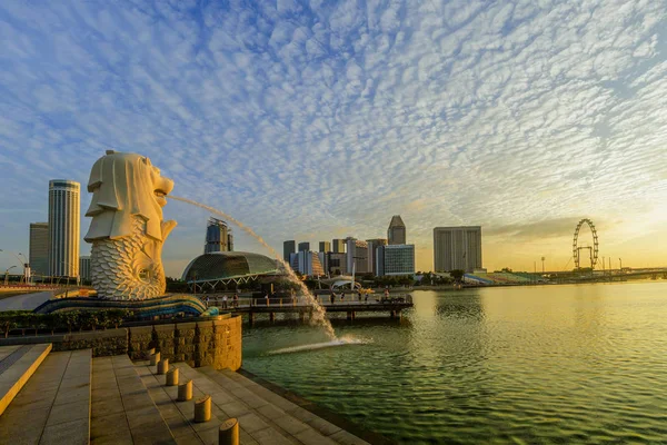 SINGAPUR CIUDAD, SINGAPUR: Sep 29,2017: Salida del sol en Merlion y S — Foto de Stock