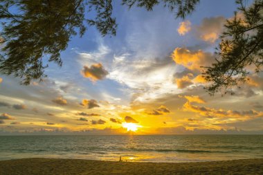 Kum tepeleri gün batımına karşı sahilde ışık