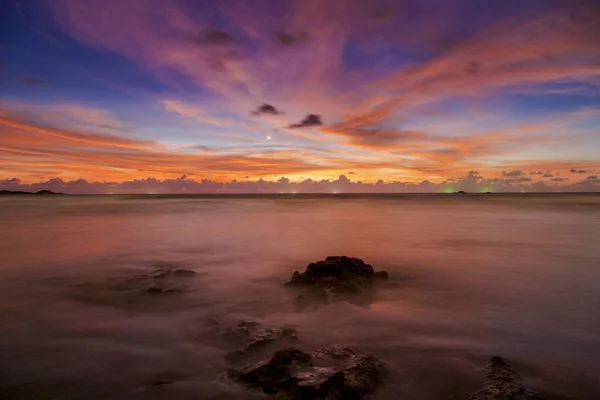 Contra la luz del atardecer en la playa, Phuket Tailandia — Foto de Stock