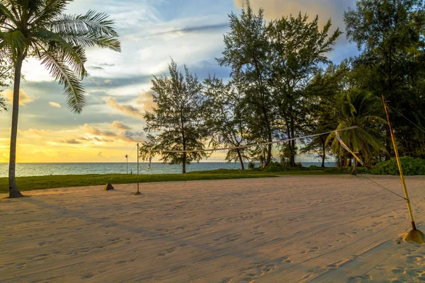 Stranden en volleybollplan vid solnedgången — Stockfoto