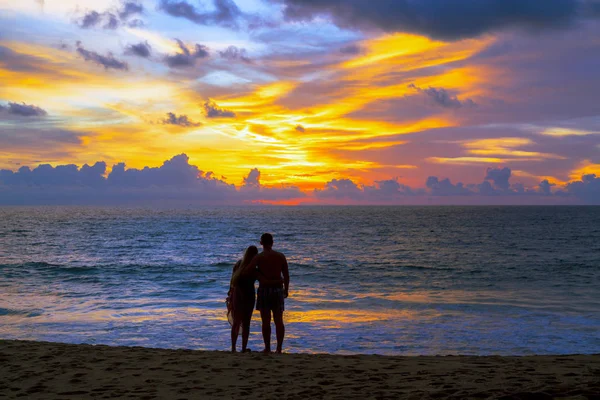 Par i kärlek titta sunen vid solnedgången på stranden, Phuket Thail — Stockfoto