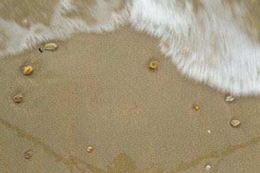 Soyut hareketli dalga üzerinde kum plaj 