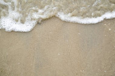 hareketli dalga üzerinde kum plaj