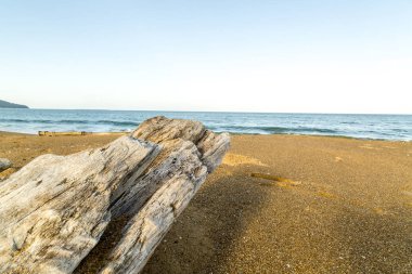 Kum tepeleri karşı sahilde, Phuket Tayland