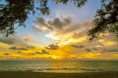 Kum tepeleri gün batımına karşı beach, Phuket Tayland ışık