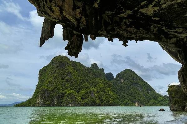Roca Koh Tapu en la isla James Bond, Paisajes del Parque Nacional Phang Nga en Tailandia —  Fotos de Stock