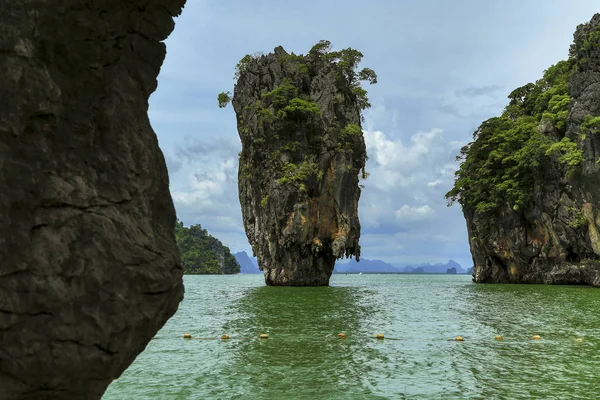 Roca Koh Tapu en la isla James Bond, Paisajes del Parque Nacional Phang Nga en Tailandia —  Fotos de Stock