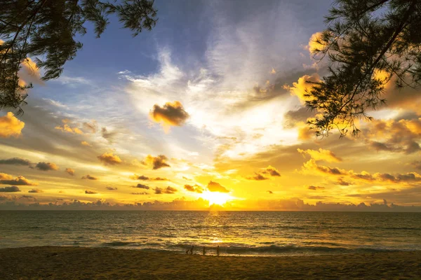 Sanddynerna mot solnedgången ljus på stranden, Phuket Thailand — Stockfoto
