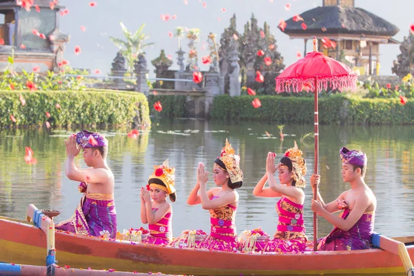 Lago Beratan, Bali, Indonesia, 7 dicembre 2017: gli abitanti del villaggio balinese p — Foto Stock