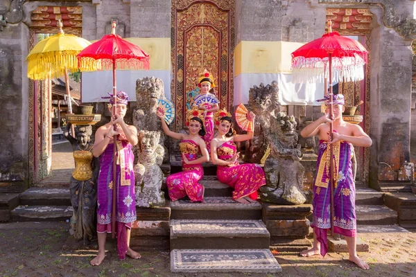 Bali-2017 Dec 7: Bali tonåring utför traditionella Indones — Stockfoto