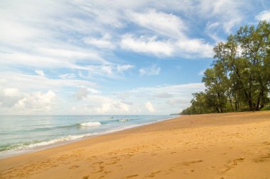 Kum tepeleri karşı yaz sahilde, Phuket Tayland