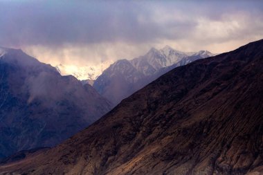 Dağ silsilesi Leh Ladakh gökyüzünde sis ile gölgelendirme