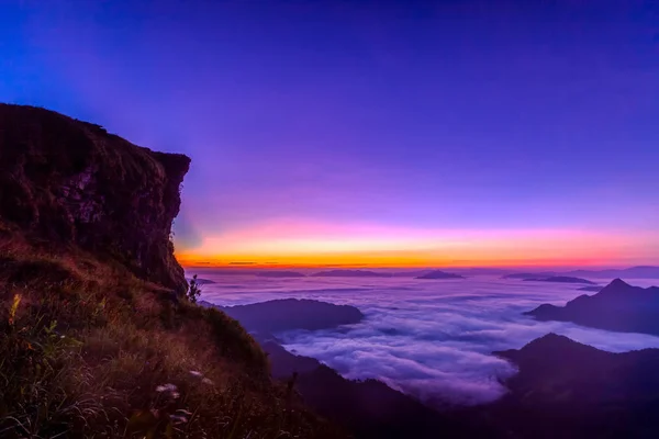 Bergen onder mist in de ochtend in Phuchifa Chiang Rai, Thail — Stockfoto