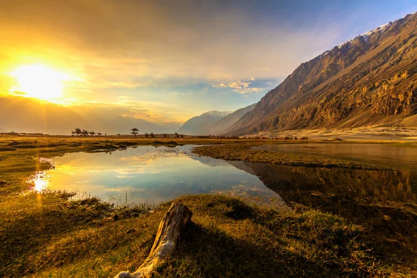 Nascer do sol em Nubra Valley, Leh Ladakh, Jammu e Caxemira, Índia — Fotografia de Stock