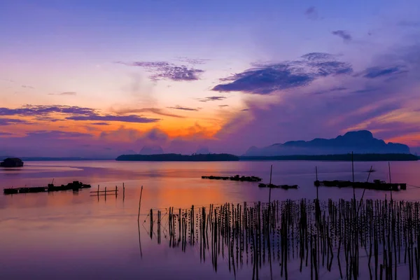 Crepúsculo colorido en la mañana sobre el paisaje marino en el pueblo de pescadores —  Fotos de Stock