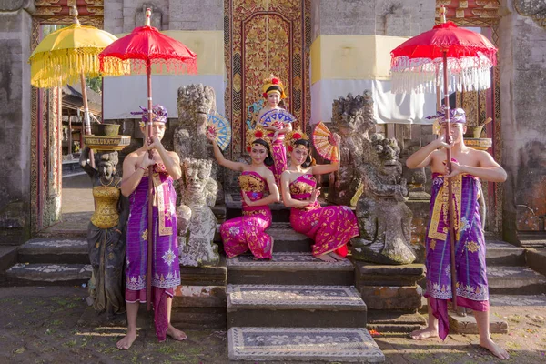 BALI - 27 aprile 2018: Bali teenager interpreta l'Indo tradizionale — Foto Stock