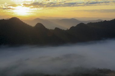 Sabah sislerin altında dağlar 