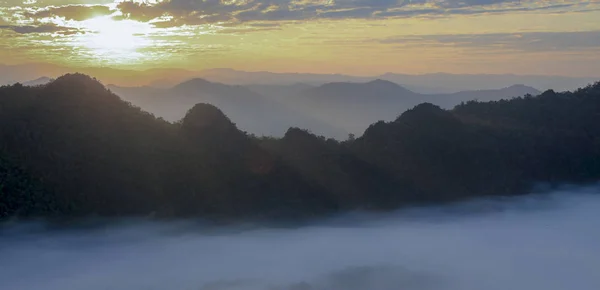 Montañas bajo la niebla en la mañana —  Fotos de Stock