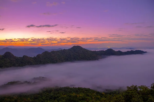 Montagnes sous la brume le matin à Lampang, Thaïlande — Photo