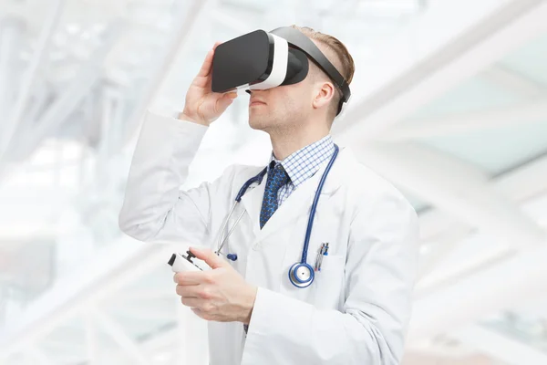 Al chiuso Chiuda sul colpo del medico maschio con gli occhiali Vr — Foto Stock