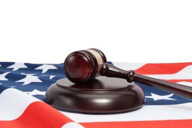 Yargıç tokmak ve beyaz arka plan üzerinde ABD bayrağı