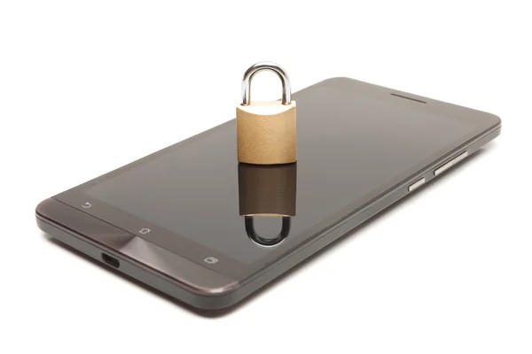 Smartphone con cerradura pequeña sobre él - seguridad móvil y el concepto de protección de datos —  Fotos de Stock
