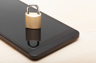 Küçük kilit ile akıllı telefon. Cep telefonu güvenlik ve veri koruma kavramı