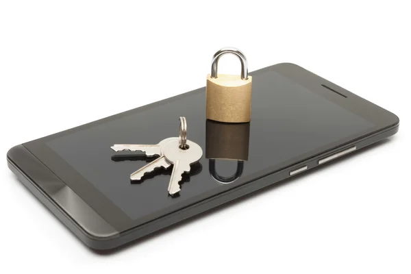 Concetto di protezione di sicurezza e dati cellulare. Smartphone con piccola serratura e le chiavi sopra esso — Foto Stock