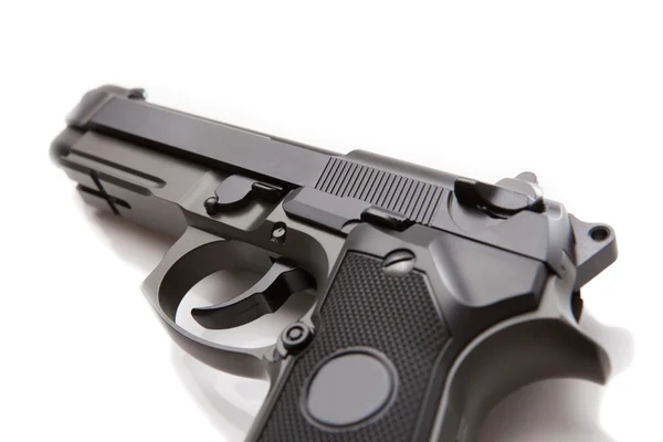 Ручной пистолет без логотипов или серийных номеров - крупным планом студия выстрел на белом — стоковое фото