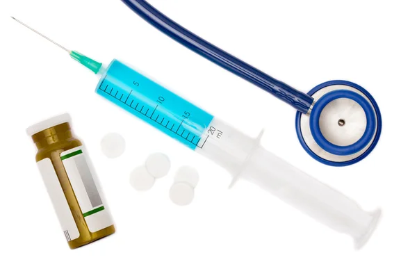 Stethoskop, Spritze mit blauer Flüssigkeit innen und Pillen Studio gedreht auf weiß — Stockfoto