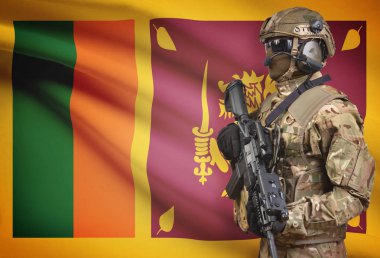 Asker makineli tüfek bayrak ile arka plan serisi - Sri Lanka tutan kask içinde