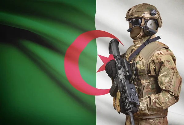 Soldato in casco detenzione machine gun con bandiera sulla serie della priorità bassa - Algeria — Foto Stock