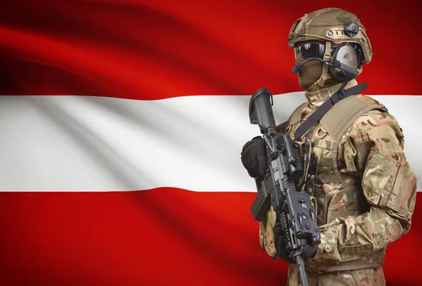 Soldat im Helm holding Maschinengewehr mit Flagge auf Hintergrund-Serie - Österreich — Stockfoto