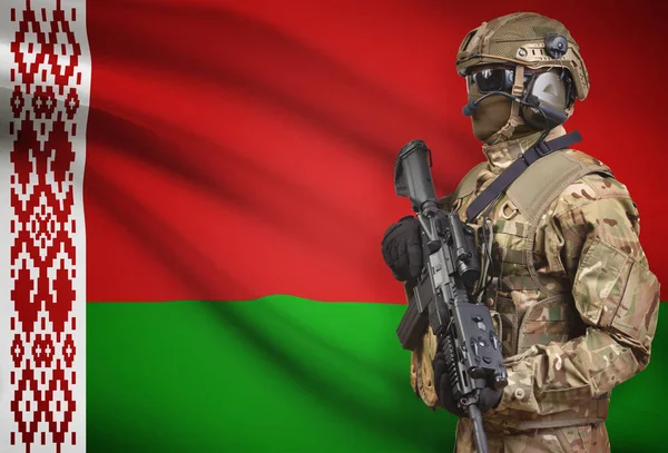 Soldier in helmet holding machine gun with flag on background series - Belarus — Stok Foto