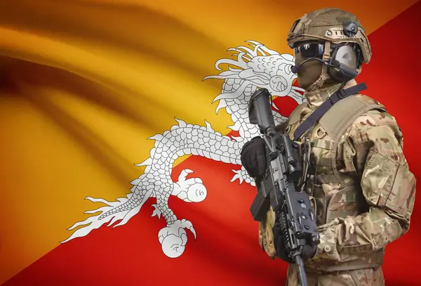 Soldaat in de helm bedrijf machinegeweer met vlag op de achtergrond serie - Bhutan — Stockfoto