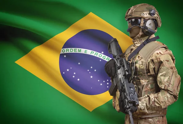Soldado de capacete segurando uma metralhadora com bandeira na série de fundo - Brasil — Fotografia de Stock
